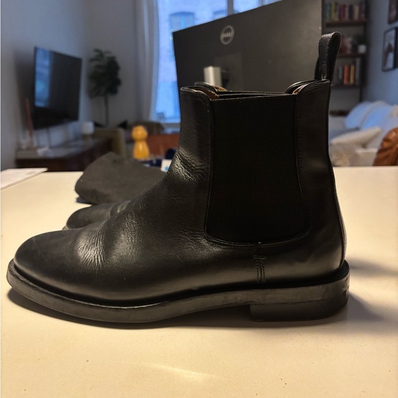 Club Monaco Black Chelsea Boots with Leather Finish and Elastic Side Panels - Picture 2 of 9
